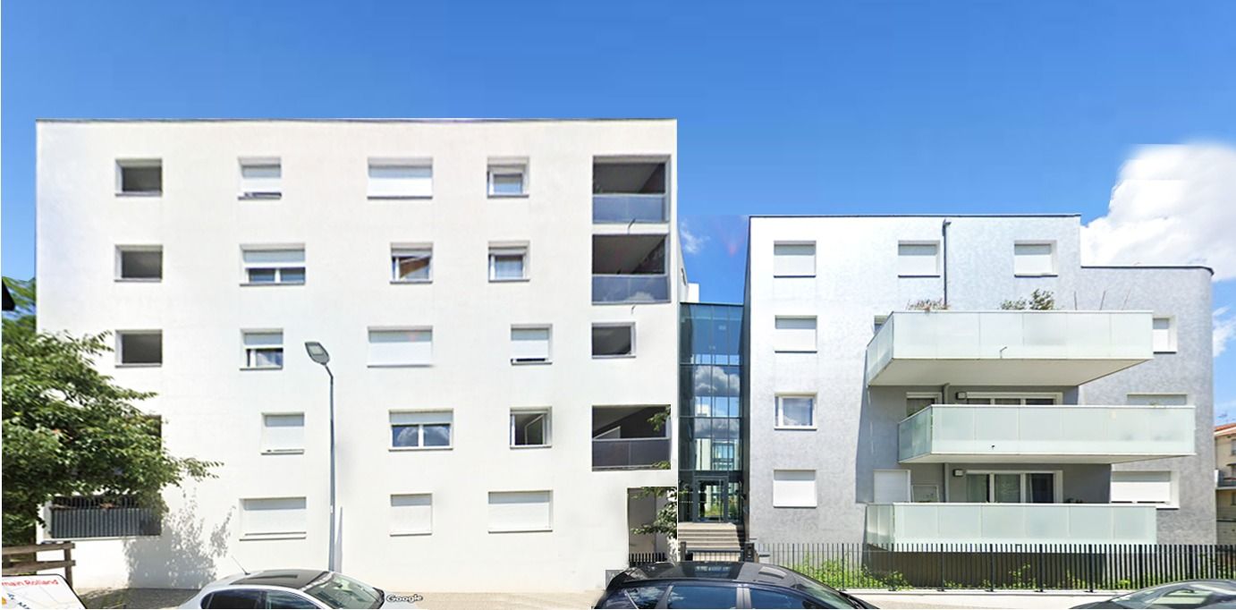 Les immeubles livrés : façades blanches et balcons vitrés